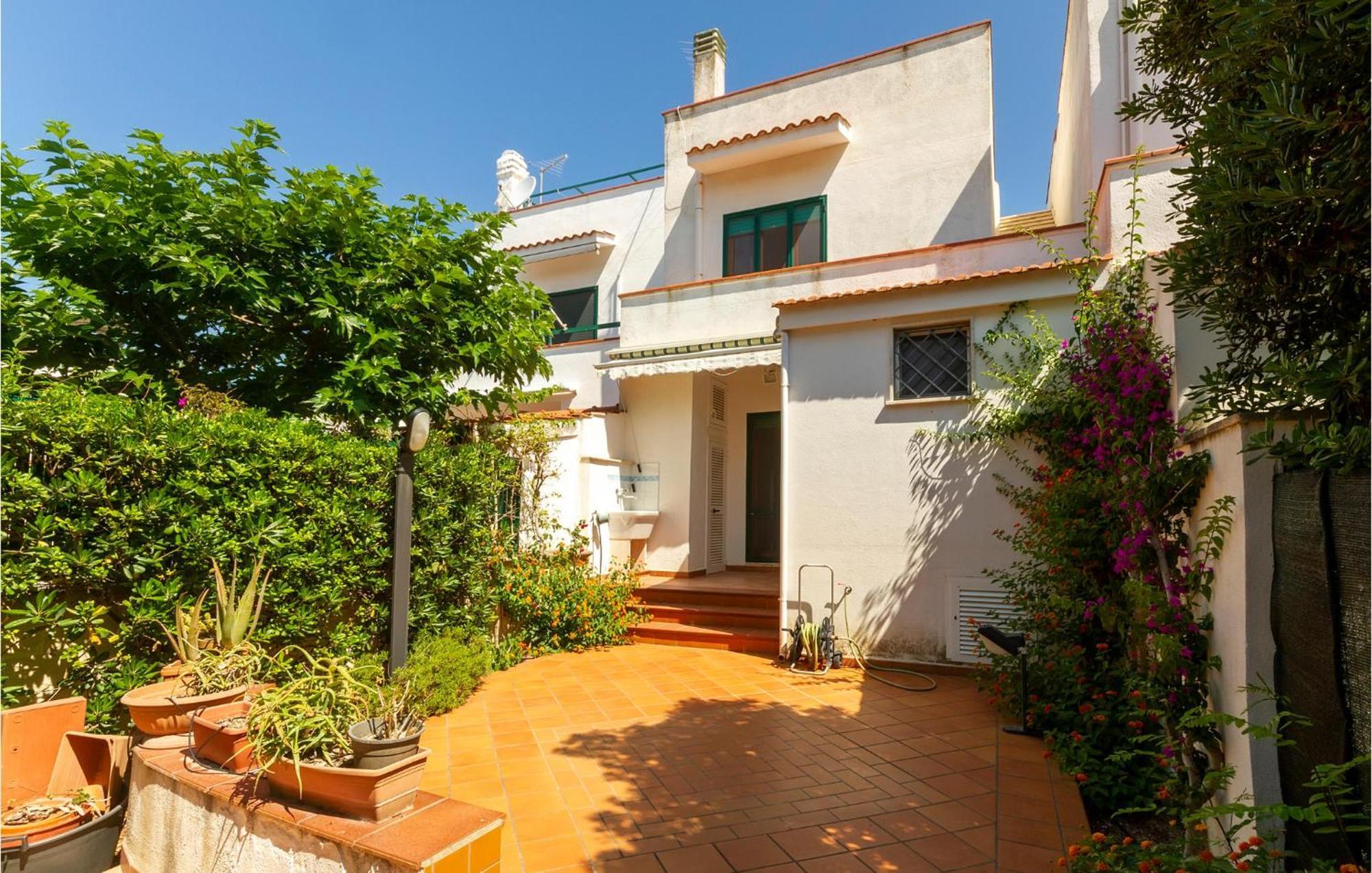 Awesome Home In Manduria With Kitchen Exterior foto